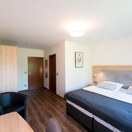 Hueerlaender מלון